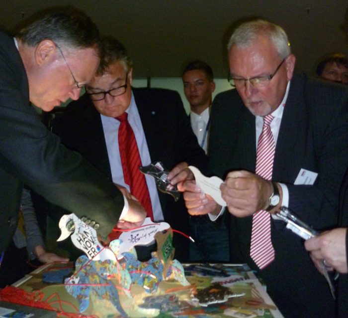 wirtschaftsmesse-2013-OB-Hannover-Weil-netzwerk-skulptur-franzbetz